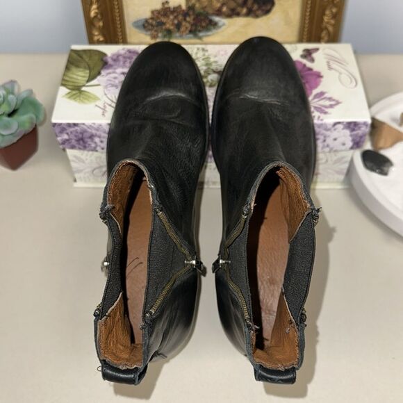 FRYE 7B Carly Black Zip Details Pull on Chelsea Ankle Boots - Picture 5 of 11